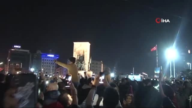 Taksim'de Vatandaşlar Yeni Yıla Böyle Girdi
