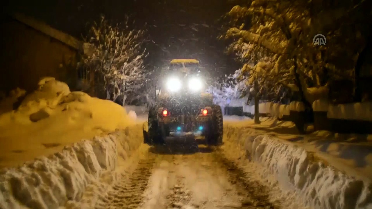 Yeni yıla karla mücadele ederek girdiler - BİTLİS