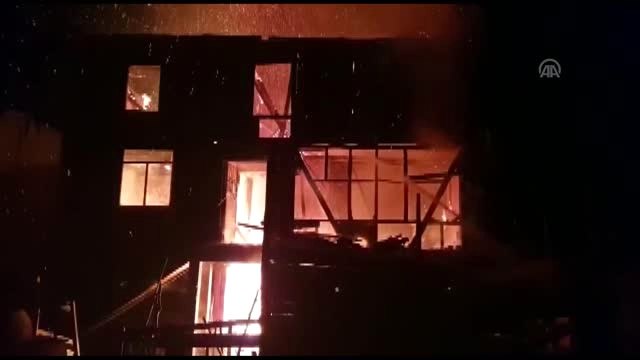 3 Katlı Ahşap Binada Yangın
