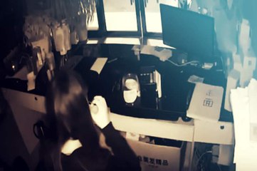 عجائب الفتيات... دخلت لتسرق صالون تجميل وانتهى بها الأمر تزيّن نفسها!