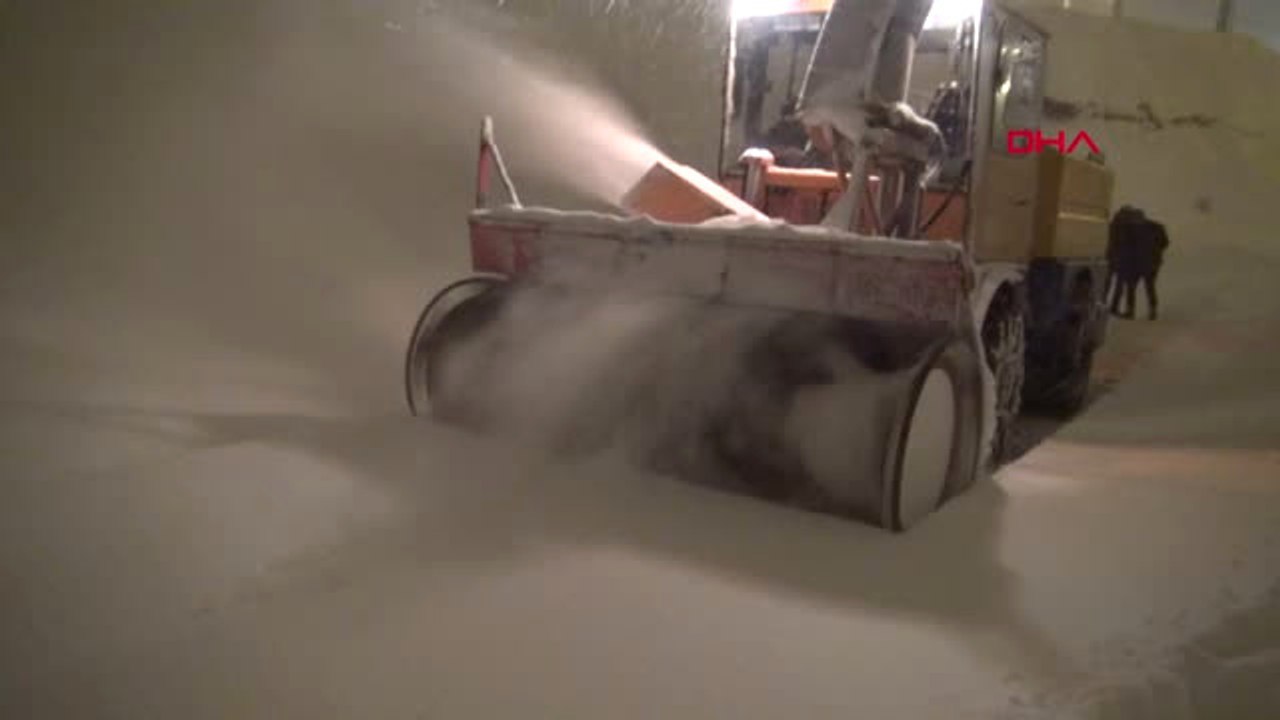 Bitlis - Yeni Yıla Karla Mücadele Yaparak Girdiler