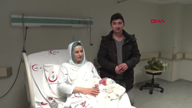 İstanbul Sağlık Bakanı Koca, Yeni Yılın İlk Bebeğini Ziyaret Etti