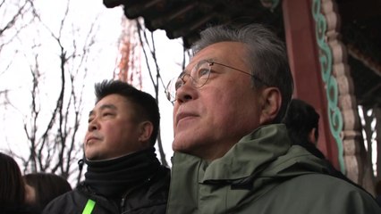 문 대통령, 시민들과 남산에서 해돋이 산행 / YTN