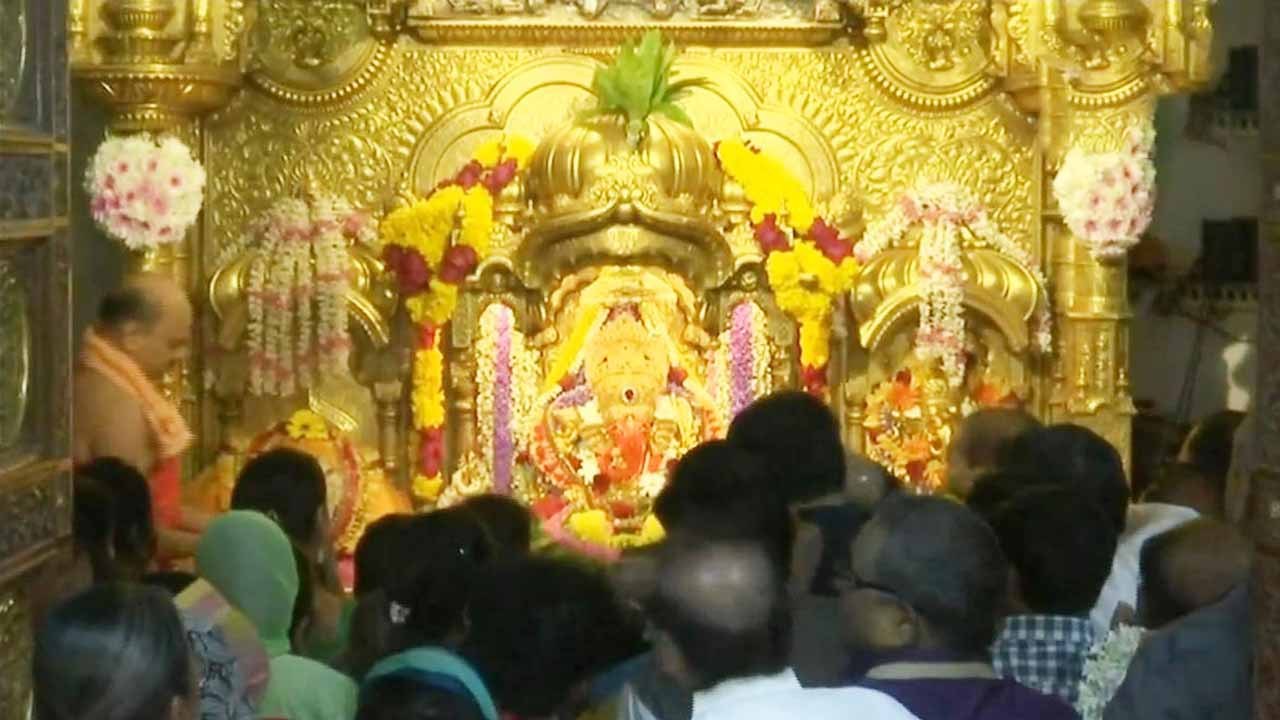 Special aarti performed at Siddhivinayak Temple on New Year | OneIndia News
