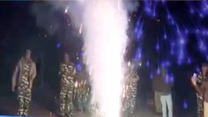 CRPF personnel celebrates New Year 2019 on India- Pak Border | OneIndia News