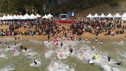 "새해엔 좋은 일만"...소원 담아 겨울 바다 풍덩! / YTN
