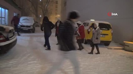 İranlı Turistlerin Yılbaşında Kartopu Sevinci