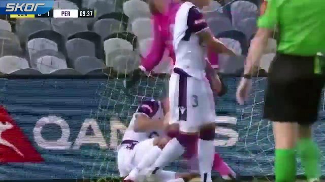 Avustralya Ligi ekiplerinden Perth Glory forması giyen Tomislav Mrcela, Mariners maçında kale diğerini yerinden çıkardı