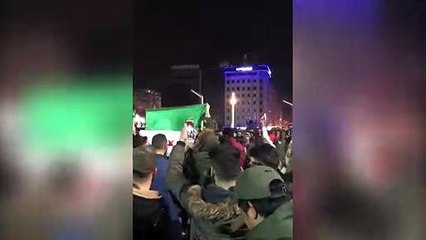 Suriyeli sığınmacıların Taksim'deki yılbaşı kutlamasında ÖSO bayrağı açıldı