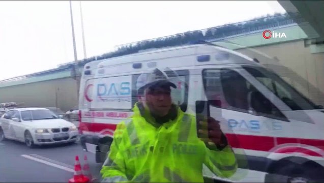 Seyrantepe'de iş makinesi taşıyan tır üst geçide takıldı