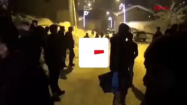 Polis zırhlı araçtan Kürtçe şarkı çaldı gençler oynadı