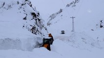 Çığ Düşen Yolda Kar Yüksekliği 10 Metreye Ulaştı