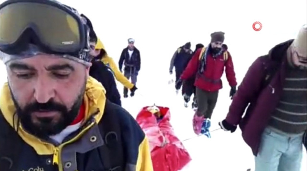 Rahatsızlanan Ekip Üyesini Böyle Taşıdılar