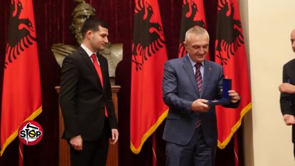 Stop- Presidenti nderon fondacionin "Fundjave Ndryshe" me titullin "Nene Tereza"! (31.12.2018)
