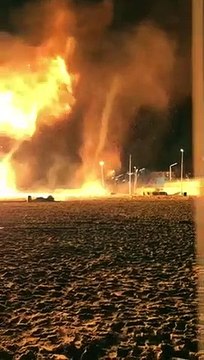 Feu de joie sur une plage hors de contrôle aux Pays Bas pour le nouvel an !