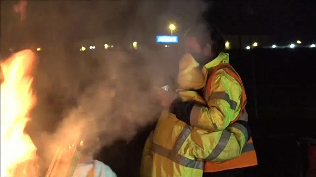 Gelbwesten-romantik am lagerfeuer