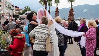 Kostümlerle denize girdiler - MUĞLA