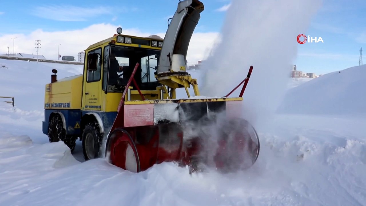 Tek katlı evler kardan kayboldu