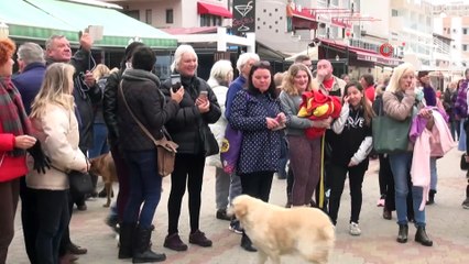 Fethiye'de yabancı vatandaşlar yardıma muhtaç çocuklar için denize girdi