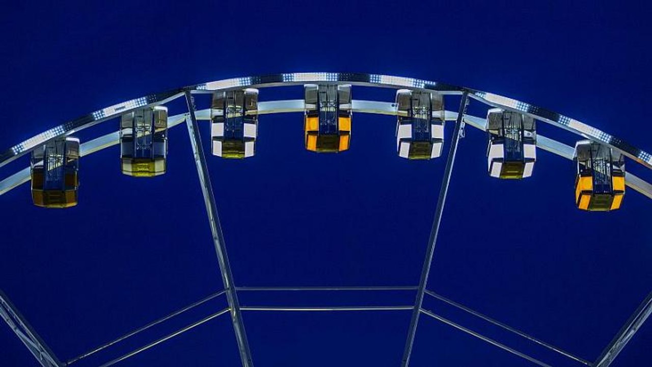 Capodanno ad alta quota: otto persone bloccate per ore su una giostra a 50 metri dal suolo