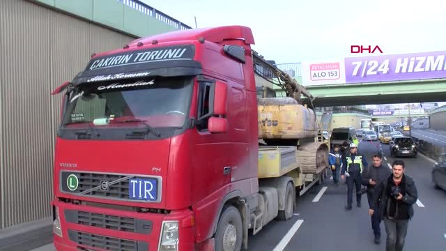 İstanbul- Tır'ın Taşıdığı İş Makinesi Üst Geçide Sıkıştı