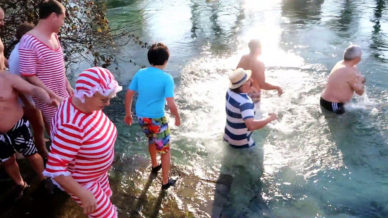 Pour fêter la nouvelle année, les pêcheurs se jettent dans une eau à 12 degrés