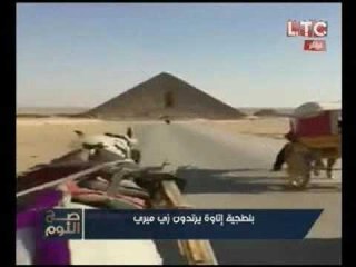 فضيحه بكل المعايير.. فيديو امناء شرطة الاهرامات يجبرون السائحين لدفع الرشوه عنوه !!
