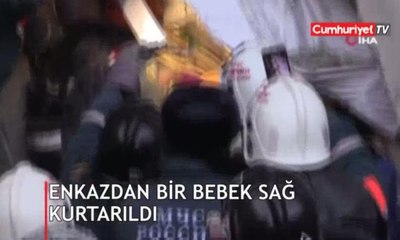 Enkazdan bir bebek sağ kurtarıldı