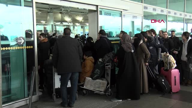 İstanbul Atatürk Havalimanı'nda 'Tatil Dönüşü' Yoğunluğu... Uzun Kuyruklar Oluştu