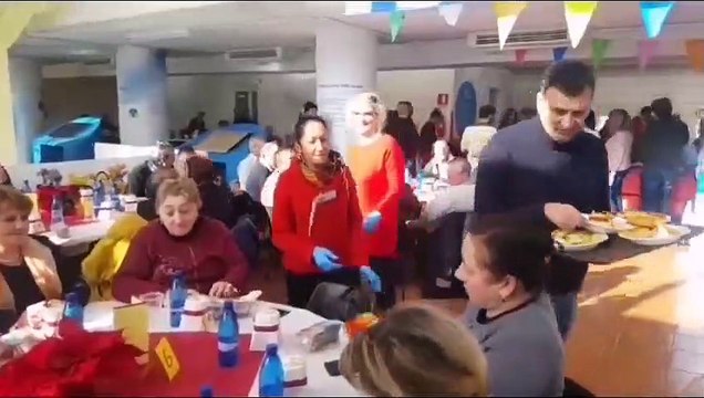 Capodanno, il Sindaco di Bari serve la mensa i meno fortunati la solidarietà barese non lascia indietro nessuno