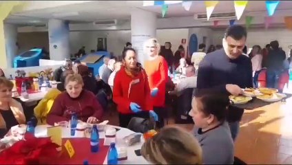 Capodanno, il Sindaco di Bari serve la mensa i meno fortunati "la solidarietà barese non lascia indietro nessuno"