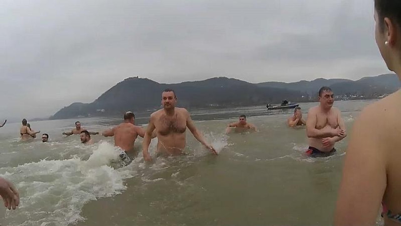 Neujahrstradition: Ab in die kalten Fluten