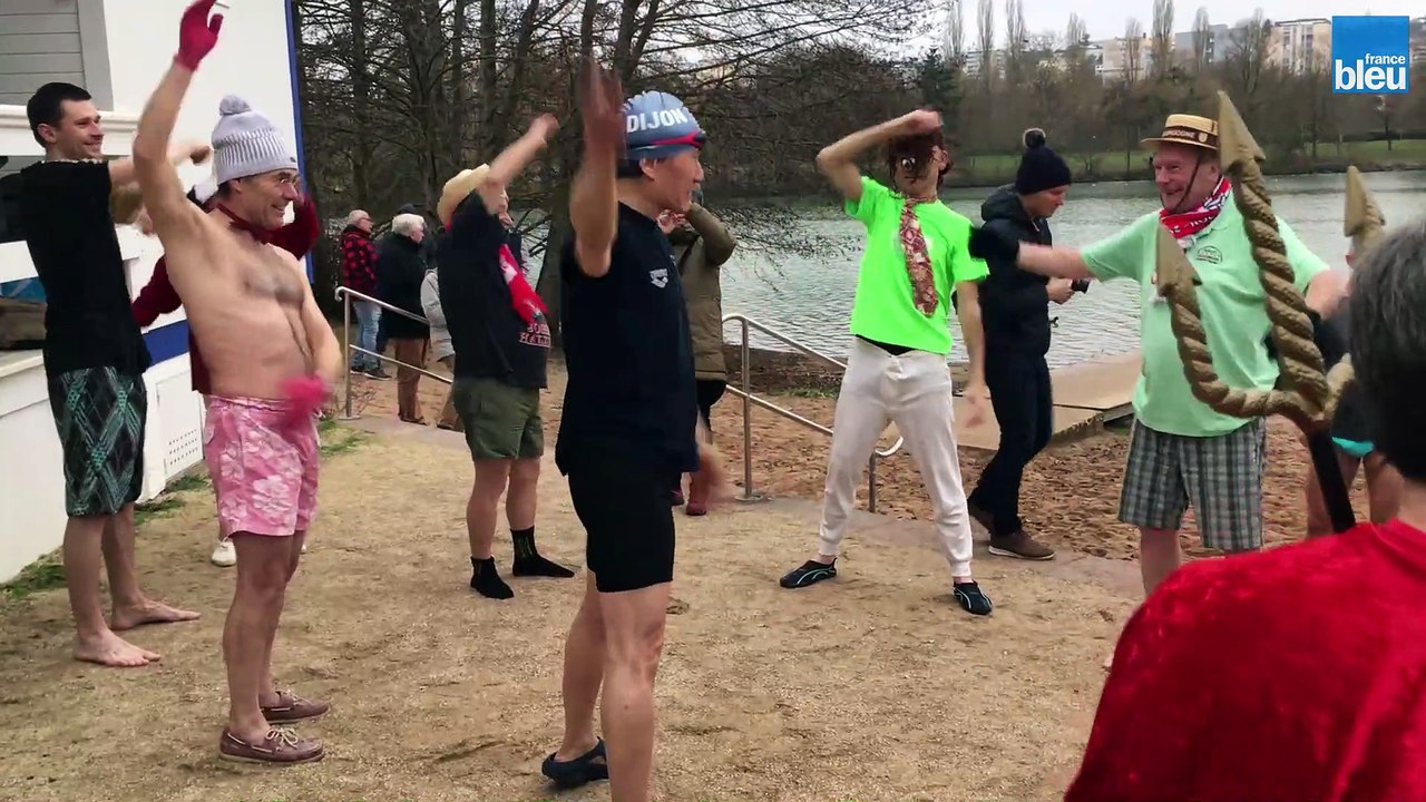 Tradition à Dijon : la première baignade de 2019, dans le lac Kir.