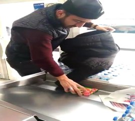 Poşete Para Vermemek İçin Montunu Poşet Yaptı