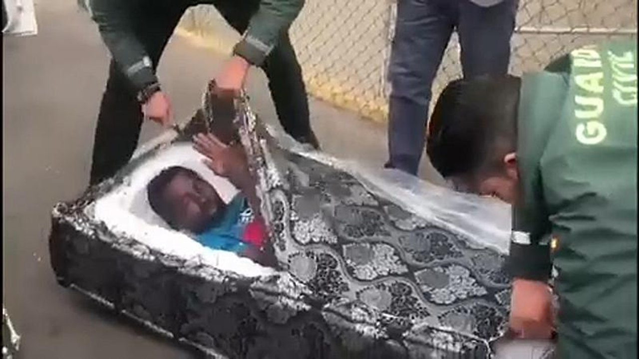 Flüchtlinge in Matratzen versteckt