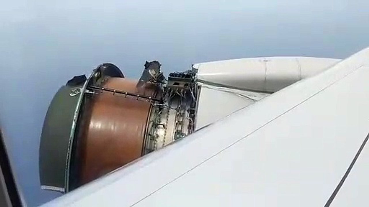 Leur avion a perdu une partie de son réacteur en plein vol... un peu terrifiant