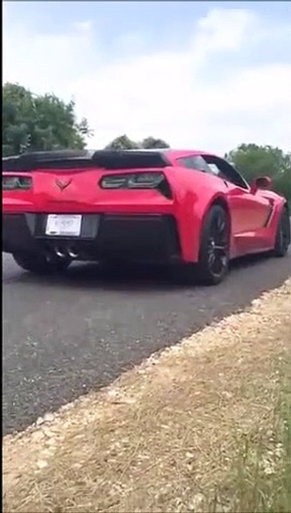 Un idiot détruit sa Corvette toute neuve sur une ligne droite