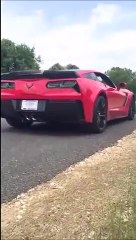 Un idiot détruit sa Corvette toute neuve sur une ligne droite