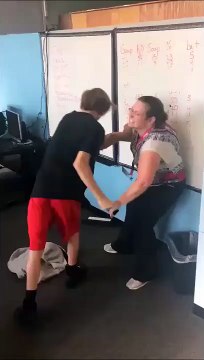 Un élève pousse sa prof au sol et elle se met à simuler comme un joueur de foot