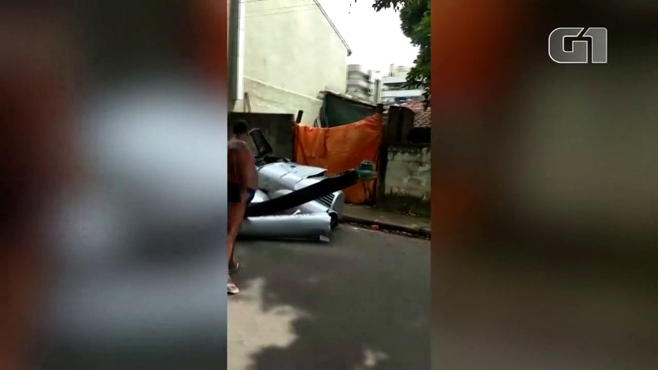 Helicóptero cai e mata pedestre em Ubatuba, SP