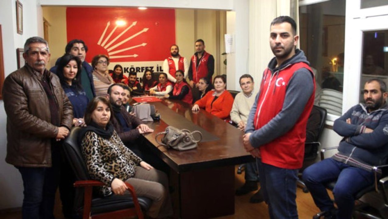 Belediye Başkan Adayının İYİ Parti'den Olacağını Duyan CHP'liler Oturma Eylemi Başlattı