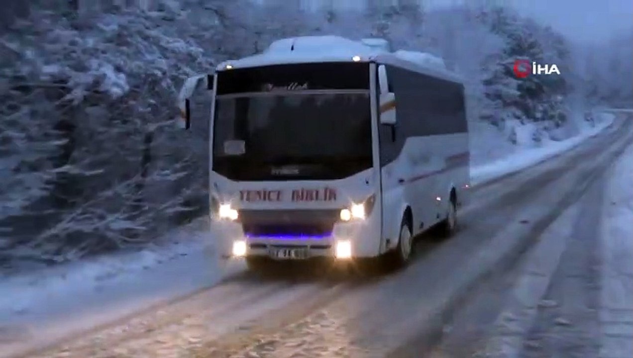 Edremit-Yenice Yolu Kar Yağışı Nedeniyle Trafiğe Kapandı