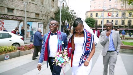 Kamerunlu çift Trabzonspor atkısı takıp horon oynayarak dünya evine girdi