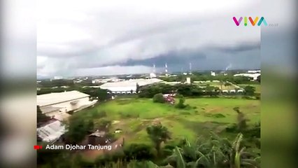VIDEO: Heboh Awan Berbentuk 'Ombak Tsunami' di Makassar
