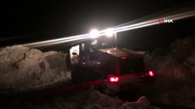 Hakkari-Şırnak karayolu çığdan temizleniyor