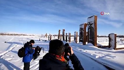 Beyaz Örtüye Bürünen Ahlat’taki Tarihi Eserler Ziyaretçilerini Bekliyor