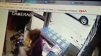 Marketten aldığı ürünleri montunun içine koydu