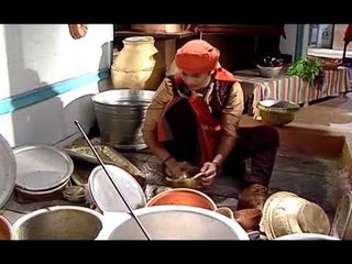 Aladdin washes utensils