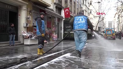 İstanbul- Yılbaşı Emekçileri Binlerce Kişinin Çöpünü Temizledi