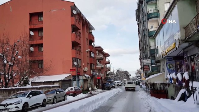 Bitlis'te Bina Saçaklarında 1 Metrelik Buz Sarkıtları Oluştu